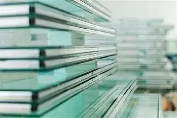 Ein Stapel Bücher, die übereinander auf einem Tisch liegen.